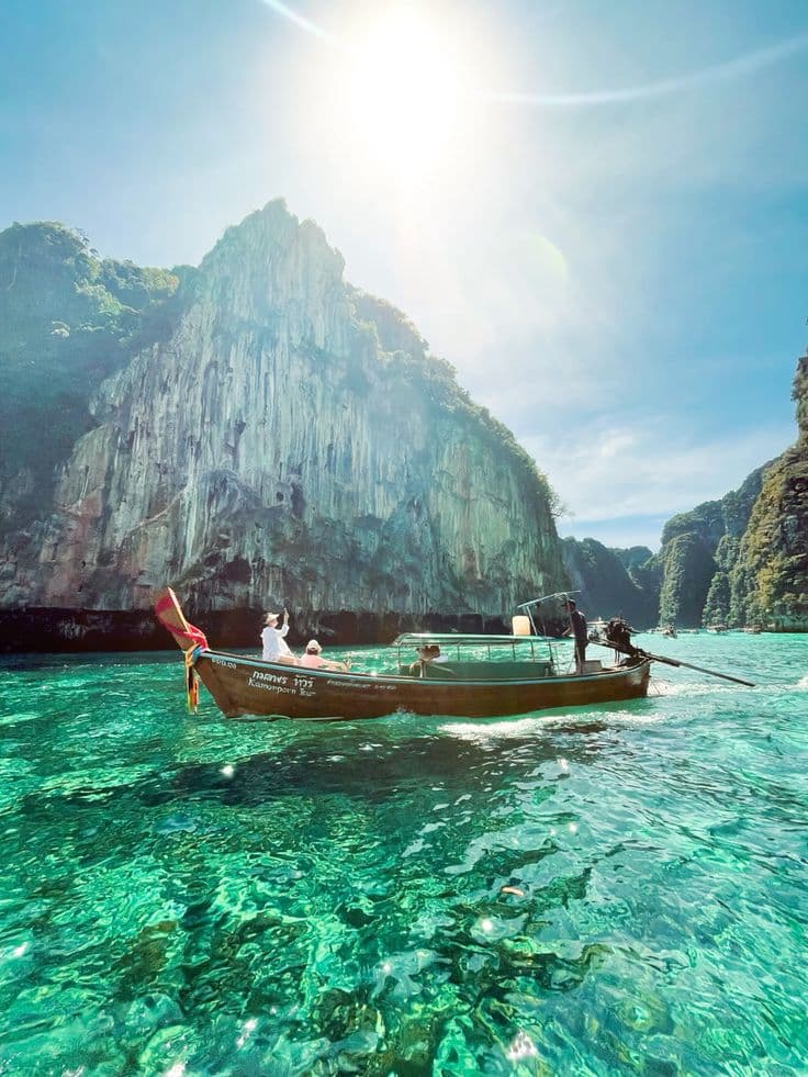 Les eaux cristallines de la mer d'Andaman et un long-tail boat